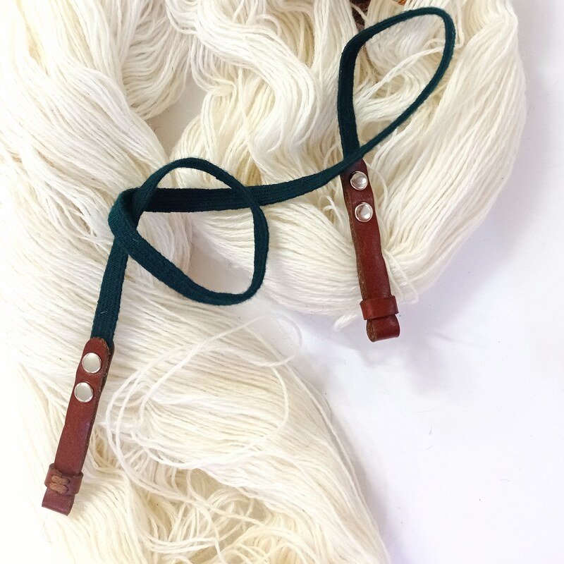 بند عینک قابل تنظیم ، چرم یک تکه و گلیم دستبافت رنگ سبز لجنی