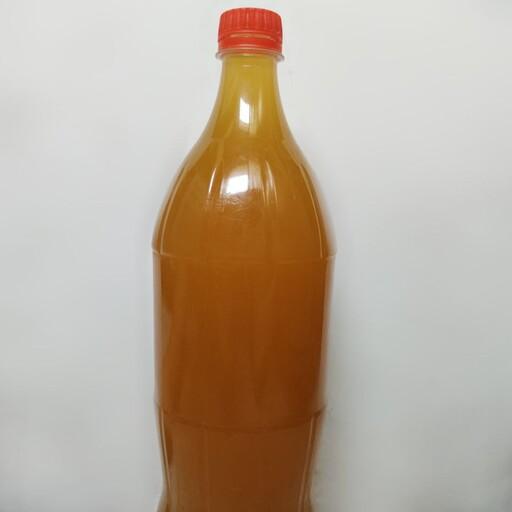 آب نارنج طبیعی خالص صاف شده در بطری های یک ونیم لیتری