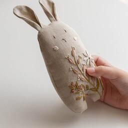 عروسک خرگوش پارچه ای گلدوزی شده