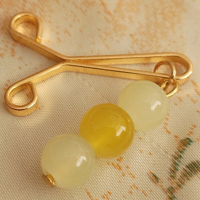 گیره روسری جنس استیل رنگ طلایی غیر رنگ ثابت مهره سنگی براق رنگ لیمویی زرد