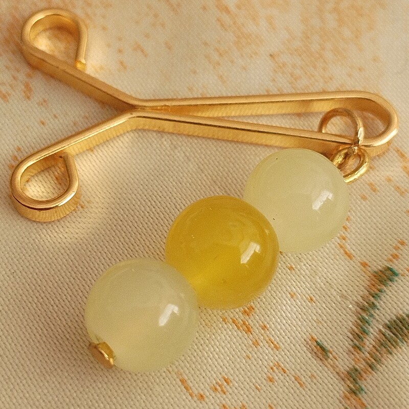 گیره روسری جنس استیل رنگ طلایی غیر رنگ ثابت مهره سنگی براق رنگ سفید لیمویی زرد