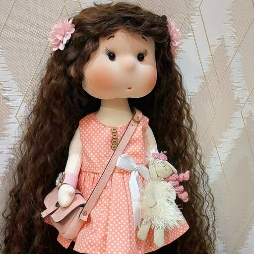 عروسک خنگول مدل دختر گیسو کمند با موهای ویو و قد 35 سانتی متر به همراه عروسک دستش