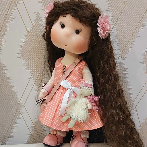 عروسک خنگول مدل دختر گیسو کمند با موهای ویو و قد 35 سانتی متر به همراه عروسک دستش