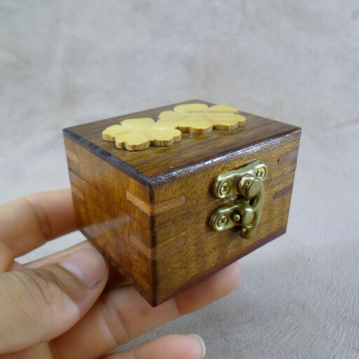 جعبه انگشتر چوبی ، گردو ، طرح گل ، برند خالو 