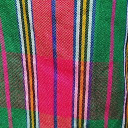  چادرشب 50  کاموا با زمینه قرمز  در رنگهای سبز و آبی . دستبافت . سنتی  حدودا دو در دو  مناسب رختخواب پیچ 