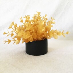 گلدان مصنوعی مدل شمشاد طلایی رنگ گلدان مشکی ارتفاع 10 سانتی متر