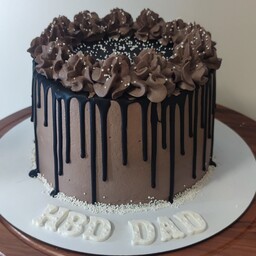کیک شکلاتی با تزئینات شکلات وزن 1 کیلو گرم  فیلینگ موز و گردو و سس شکلات