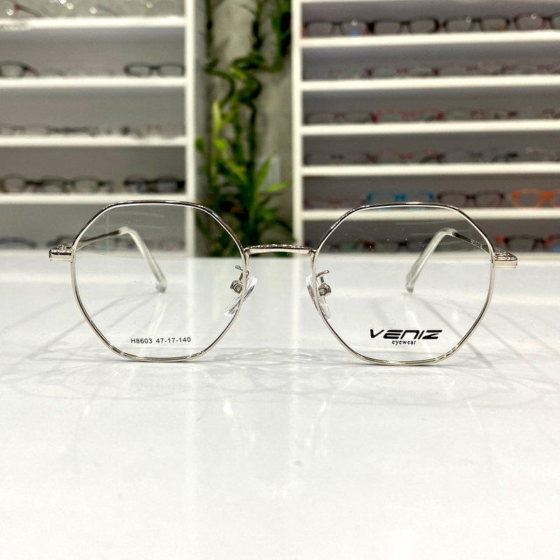فریم عینک طبی فلزی چندضلعی مارک ونیز رنگ نقره ای ثابت وزن سبک مناسب نصب انواع عدسی طبی نمره دار در عینک کاسپین بوشهر