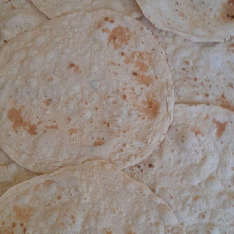 نان محلی کم نمک  50 عددنان  تنوری تهیه شده از آرد سبوسدار درجه یک  بسیارخوشمزه ارسال با پست فوری به تهران یک روزه میرسه 