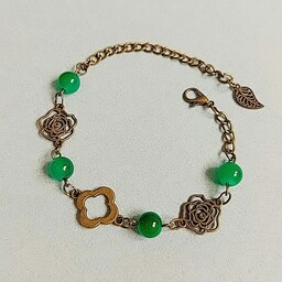 دستبند برنزی با مروارید سبز و پلاک گل رز و ونکلیف