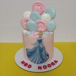 کیک تولد خانگی تم سیندرلا، کیک خامه ای با تزئینات تصویر  غیر خوراکی و مرنگ (وزن 2 کیلوگرم)