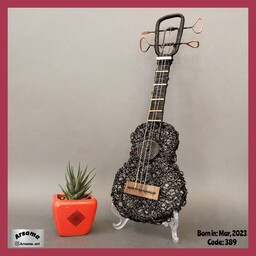 مجسمه دستساز مفتولی گیتار کد 3116 با ابعاد 45 در 20 سانتیمتر 