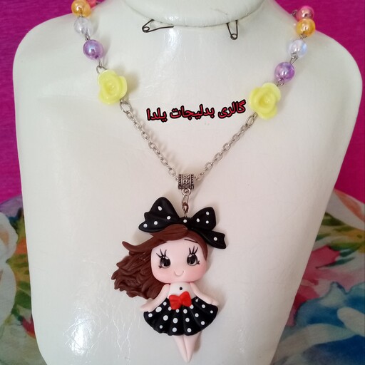 گردنبند  خمیری پیکسلی دخترونه تزئین شده با مروارید های رنگی وزنجیر نقره ای 