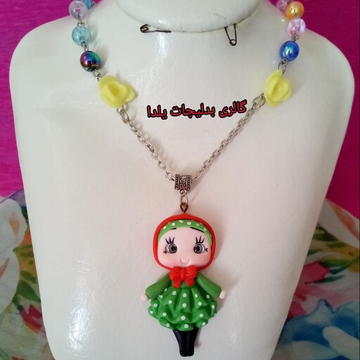 گردنبند  خمیری دخترونه با آویز پیکسل دخترونه وتزئین شده با مهره های رنگی