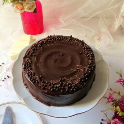 کیک بمب شکلات با سه لایه از طعم های کیک بی بی شکلاتی خامه شکلاتی و کرم شکلات