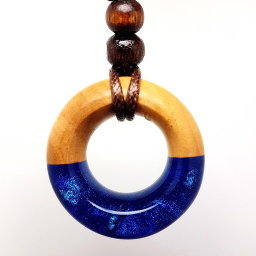 گردنبند دست ساز حلقه قدرت بلو  برند تولتک کد 1491 طول 3 سانتیمتر   چوب و رزین رنگ آبی تیره در دو روی متفاوت