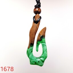 گردنبند دست ساز  قلاب ماهی برند تولتک کد1678 چوب و رزین طول5سانت رنگهولگرامی سبز مدل مرمری ضد خش در دو روی متفاوت