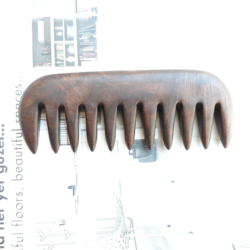 شانه چوبی دندانه درشت با چوب گردو یک تکه قطر یکسانت دستساز تولیدی چوبکده بیدسفید