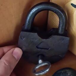 قفل قدیمی فولادی کاملا سالم و قابل استفاده دو قفله خاص و کمیاب