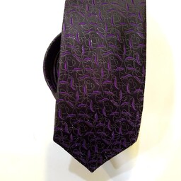 کراوات مردانه طرح دار مشکی با نقش های  بنفش سیر  کاری جذاب و مجلسی 