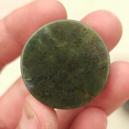 سنگ عقیق سبز کاملا اصلی و طبیعی با تراش دستی در مجموعه ی سنگ و گوهر 