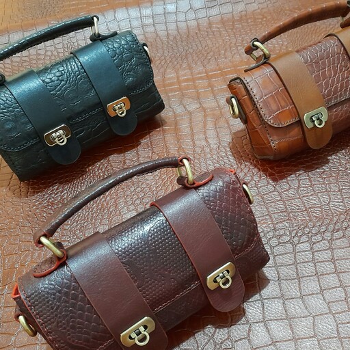 کیف زنانه دوشی با چرم طبیعی و دست دوز در رنگ های مختلف متناسب با سلیقه مشتری