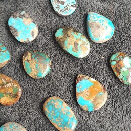 سنگ فیروزه نیشابوری اصل و با کیفیت  در سایز متوسط رو به کوچک در رنگ ها و طرح های متفاوت