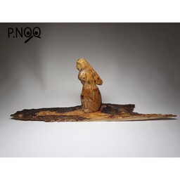 مجسمه ی چوبی دختر کاملا دست ساز و هنری جلا خورده و مقاوم مناسب برای هدیه و تزئین و دکور  پذیرایی و اتاق 