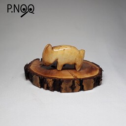 مجسمه ی چوبی بچه خوک دست ساز و منحصر بفرد و جلاخورده و مقاوم مناسب برای هدیه و گیفت و دکور  - مجسمه دست ساز -مجسمه 