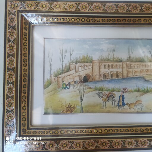نگارگری بر سطح مقوای ماکت با قاب خاتم در ابعاد 18در22  نقاشی پل تاریخی سی  و سه پل اصفهان درقدیم