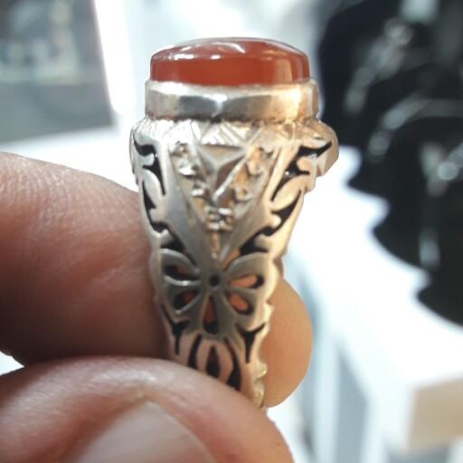 انگشتر نقره دست ساز  با مهر سازنده همراه با نگین عقیق سرخ یمنی اصل ی کار معنوی بسیار زیبا