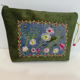 کیف آرایشی گلدوزی شده گل های وحشی