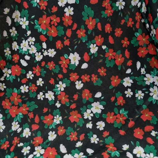 روسری گلگلی دخترانه زمینه سیاه گل سفید و قرمز محصول ایرانی باکیفیت جنس سوپر نخ سایز 140سانت ارسال به سراسر کشور 