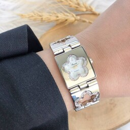 ساعت زنانه بند طلائی به همراه حلقه ساده طلائی و دستبند 