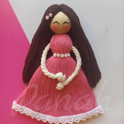 عروسک نخی لیانا، عروسک بسیار زیبا با وزن 20 گرم با طول 20 سانتی متر ، مناسب برای هر رده سنی برحسب بهره گیری 