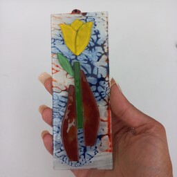 آویز دستساز گلدان گل لاله زرد شیشه ای با تکنیک همجوشی شیشه 