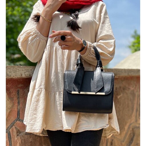 کیف  دستی زنانه با  چرم طبیعی گاوی  در رنگ بندی های مختلف قابل اجرا می باشد 