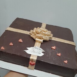 کیک تولد خامه ای با فیلینگ موز و گردو .روکش شکلات