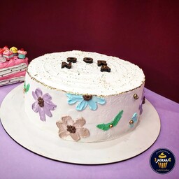 کیک تولد شیک ، به وزن یک کیلو 600 گرم ،کیک شکلاتی با فیلینگ موز و گردو و خامه شکلاتی مخصوص ،با گل های استاکو روی کیک