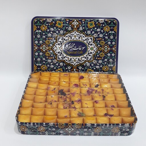 سوهان گزی حبه ای مخصوص زعفرانی با تزیین گل محمدی قوطی فلزی (500 گرمی)