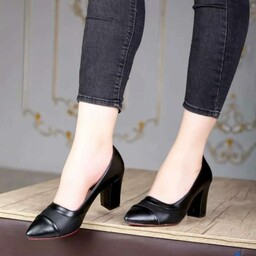 کفش زنانه شیک و زیبا جنس رویه چرم صنعتی زیره با کیفیت سبک و راحت رنگ مشکی موجود در سایز 41
