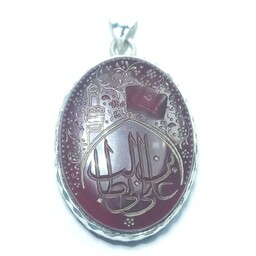 مدال نقره همراه عقیق سرخ و حکاکی عبارت (( علی بن ابی طالب ))