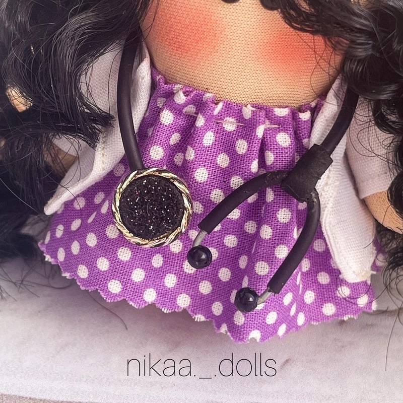 عروسک اویز  دکتر دختر همراه با گوشی پزشکی