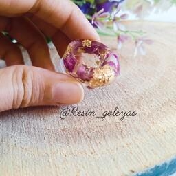 انگشتر رزینی  کریستالی با غنچه گل طبیعی محمدی بنفش و ورق طلا