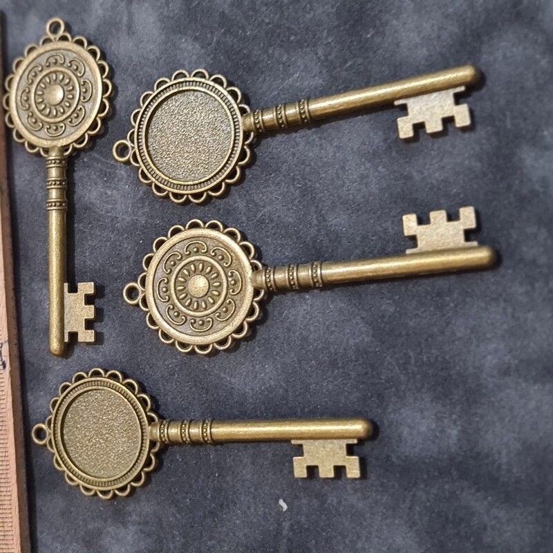 خرجکار کشکول مدال کلید بزرگ برنزی جنس محکم ومرغوب مناسب برای  گردنبند یا کارهای هنری و...