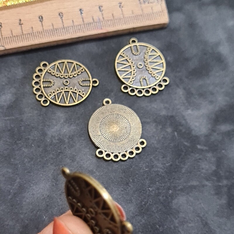خرجکار کشکول  دایره سکه مانند  حلقه دار   برنزی جنس محکم ومرغوب مناسب کارهای هنری وزیورالات وبدلیجات 