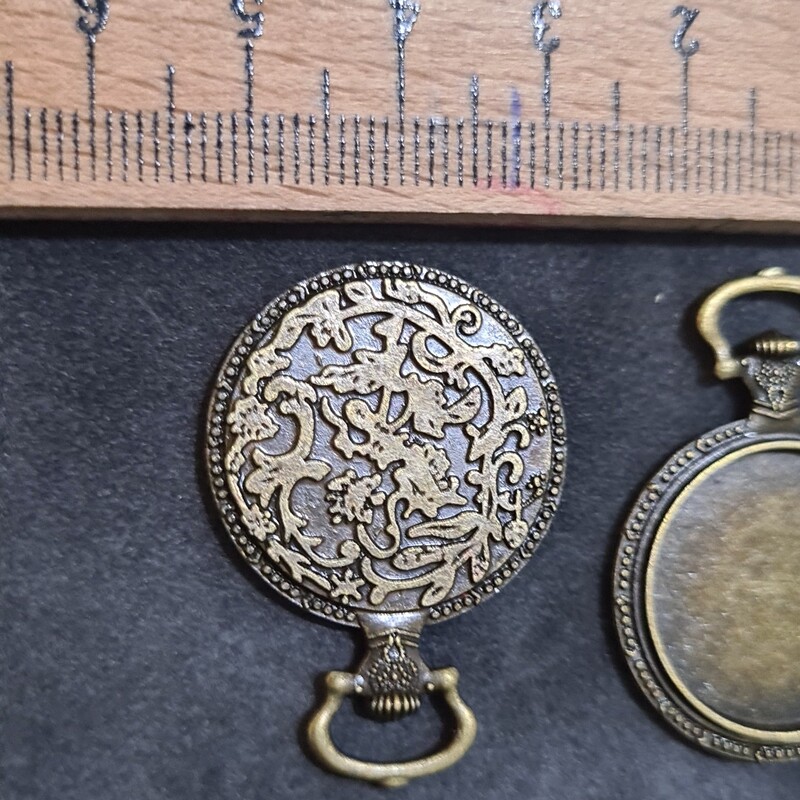 خرجکار کشکول طرح ساعت پشت طرح دارجلو  مناسب کارهای رزین یا نگین ،برنزی جنس محکم ومرغوب مناسب کارهای هنری