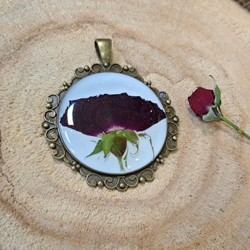 پلاک رزینی گل طبیعی رز مینیاتوری  با قاب برنزی رنگ ثابت 
