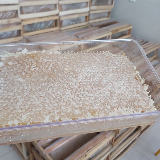 عسل یک کیلویی موم دار بهاره آدلی سراب ، بسته بندی در ظرف کریستال