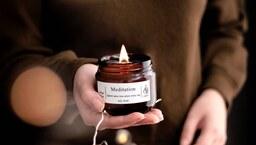 شمع معطر و دست ساز طرح مدیتیشن(meditation)